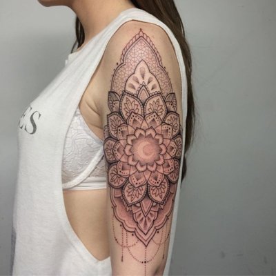  Tatouage mandala de forme ovale sur le haut du bras